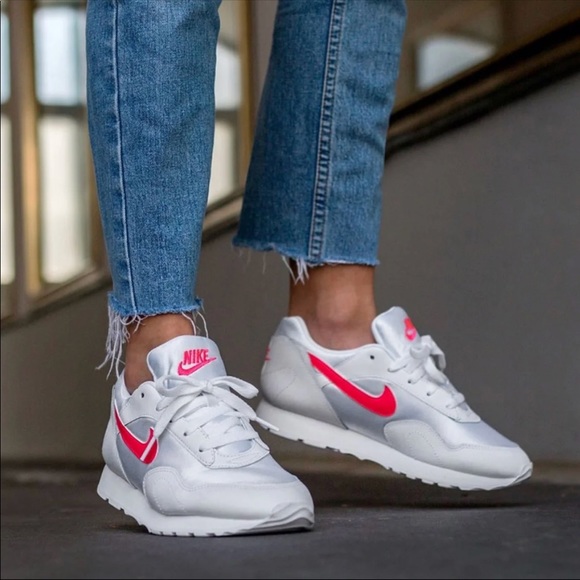 Nike women’s outburst sneakers - Picture 3 of 8